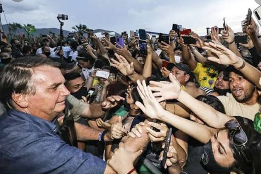 Bolsonaro não usa máscaras e provoca muitas aglomerações no País